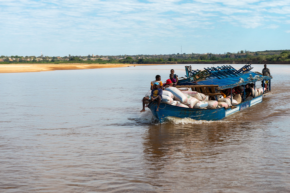 River crossing Tsiribihina River